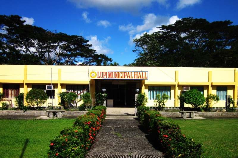 File:Lupi Municipal Hall-Lupi, Camarines Sur.jpg